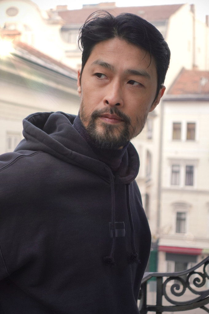 Johnny Trí Nguyễn ở Budapest, Hungary quay phim cuối năm 2021. Ảnh: Nhân vật cung cấp
