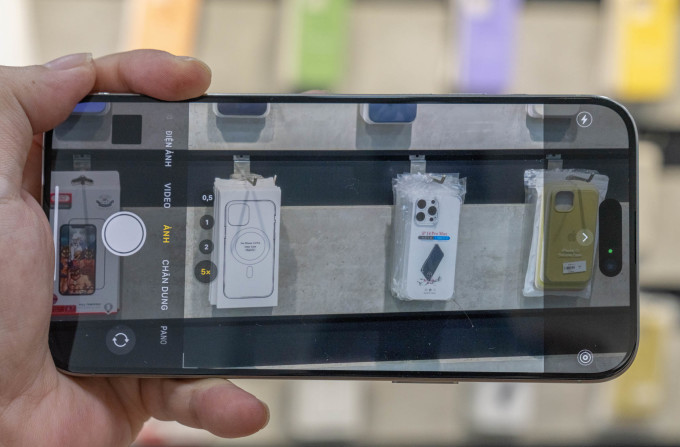 iPhone 15 Pro Max với khả năng zoom quang 5x nhờ ống kính tetraprism. Ảnh: Huy Đức