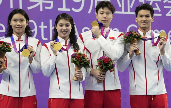 Tổ bơi 4x100 m hỗn hợp nam nữ Trung Quốc giành HC vàng Asiad 19. Ảnh: AP