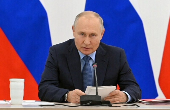 Tổng thống Nga Vladimir Putin chủ trì một cuộc họp ở thành phố Izhevsk ngày 19/9. Ảnh: AFP