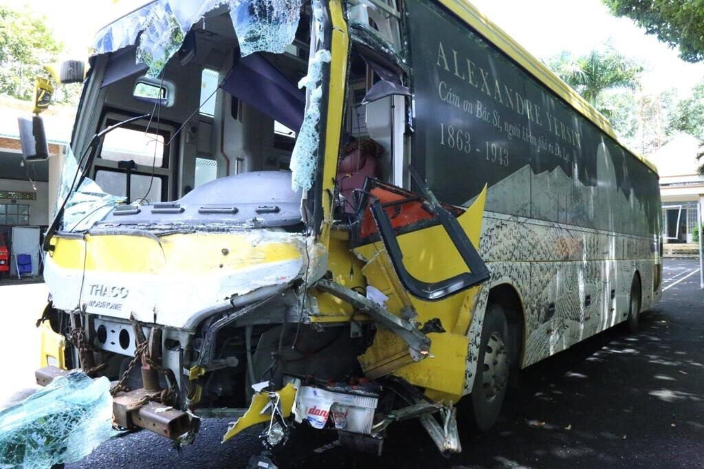 Xe khách bị biến dạng sau vụ va chạm giao thông khiến 5 người tử vong.