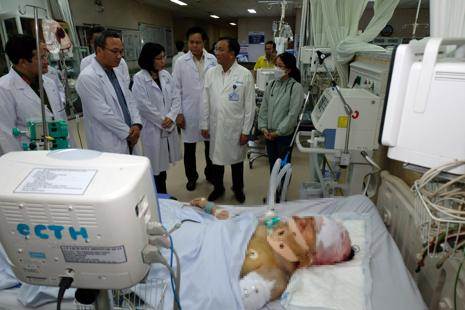 Ông Khuất Việt Hùng cùng lãnh đạo tỉnh Đồng Nai thăm các nạn nhân trong vụ tai nạn giữa xe Thành Bưởi và xe 16 chỗ làm bốn người chết tại chỗ - Ảnh: AN BÌNH