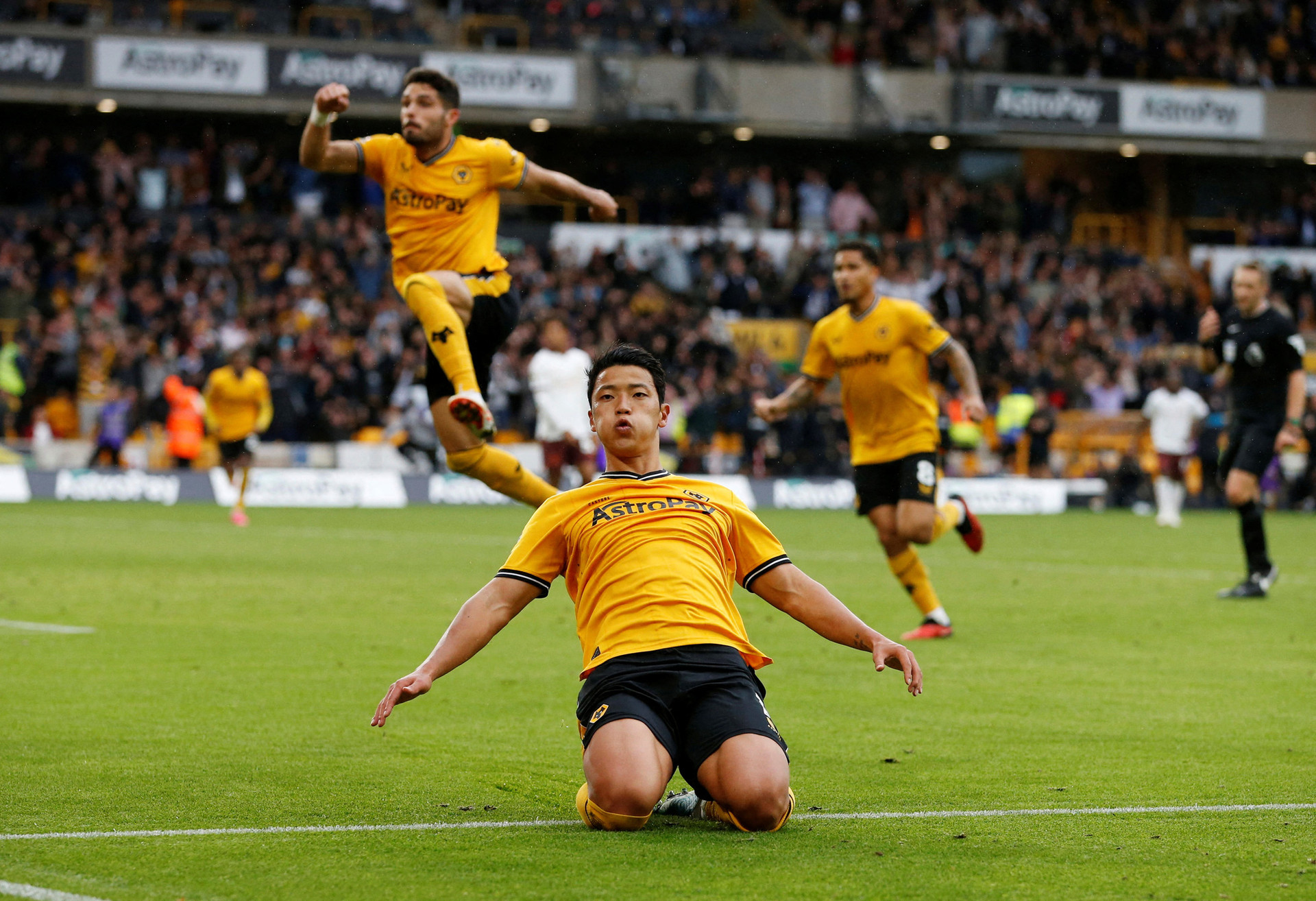 Niềm vui của Hwang Hee Chan sau khi ghi bàn thắng quyết định giúp Wolves hạ Man City - Ảnh: REUTERS