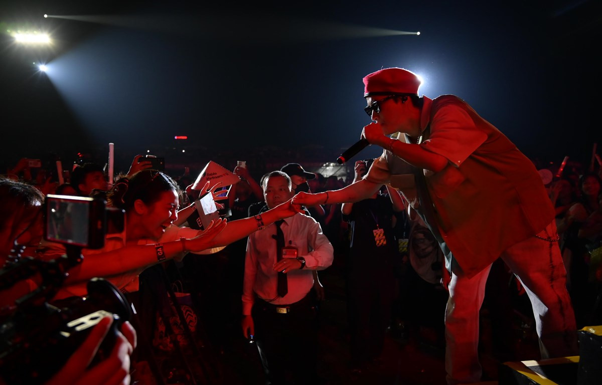Giọng ca Tablo của tượng đài hiphop Hàn Quốc - Epik High bắt tay khán giả Việt tại Hay Fest 2023. (Ảnh: PV/Vietnam+)