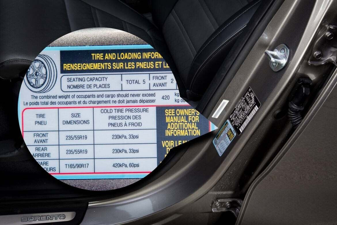 Thông qua phần giấy hướng dẫn dán trên phần khung cửa ở ghế lái, người điều khiển có thể biết được thông số áp suất lốp tiêu chuẩn. (Ảnh minh họa).