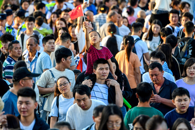Du khách Trung Quốc đổ về một phố đi bộ ở Thượng Hải ngày 1/10. Ảnh: AFP