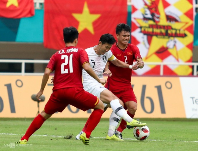 Son Heung-min (áo trắng) đối đầu Việt Nam tại bán kết Asiad 2018 ở Indonesia. Ảnh: Hiếu Lương
