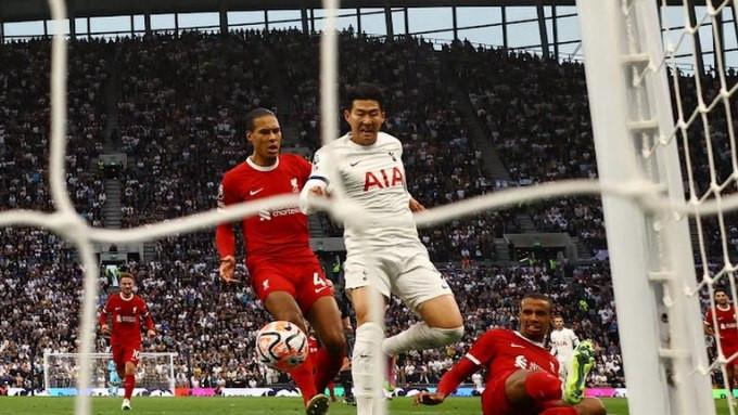 Son (trắng) ghi bàn vào lưới Liverpool ở Ngoại hạng Anh hôm 30/9. Ảnh: Reuters