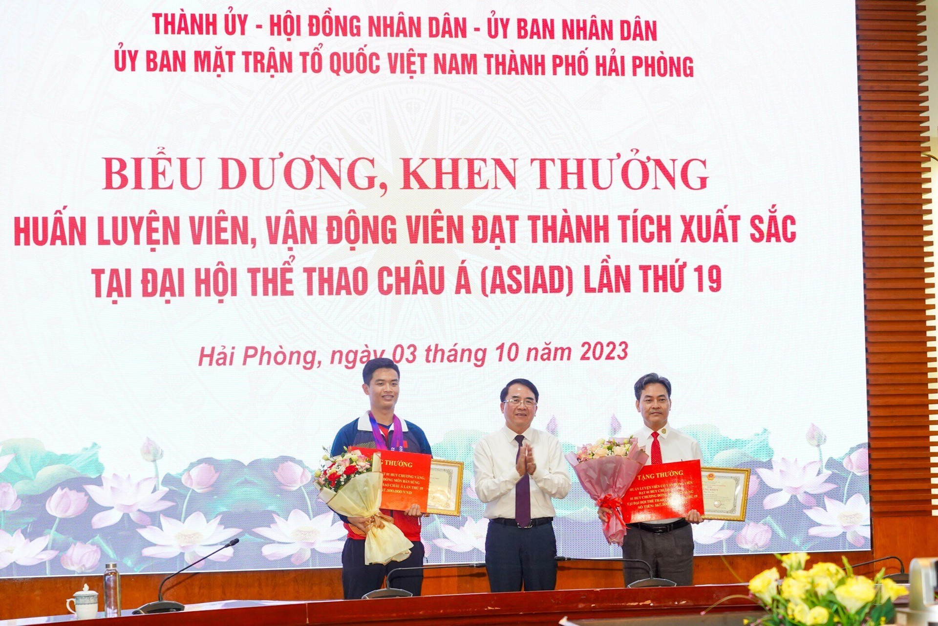 Phó Chủ tịch UBND TP Hải Phòng Lê Khắc Nam trao Bằng khen của Chủ tịch UBND thành phố cho huấn luyện viên Phạm Cao Sơn và vận động viên Phạm Quang Huy.
