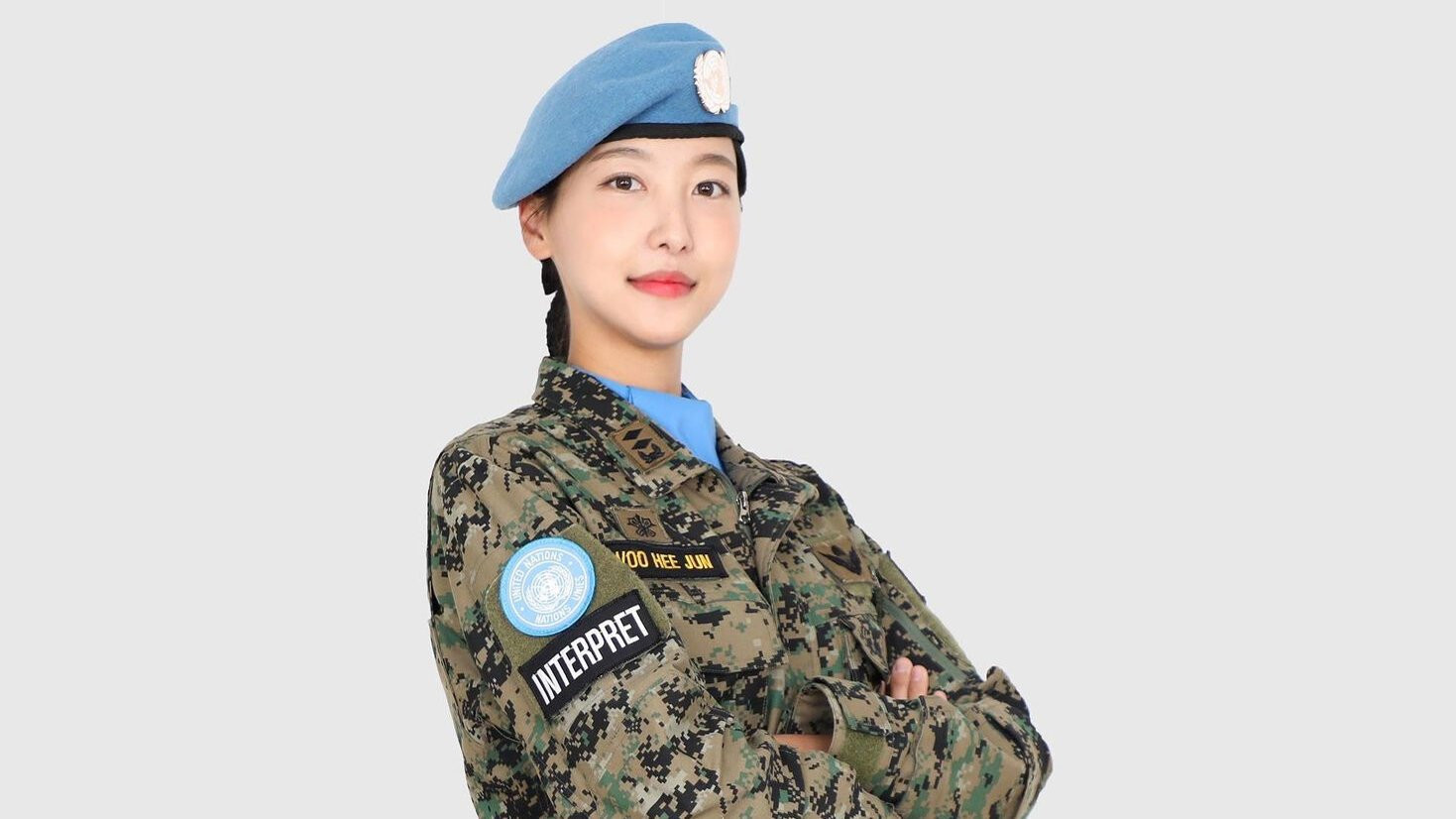 Mỹ nhân sinh năm 1994 tham gia lực lượng đặc nhiệm của quân đội Hàn Quốc, từng làm nhiệm vụ quốc tế.