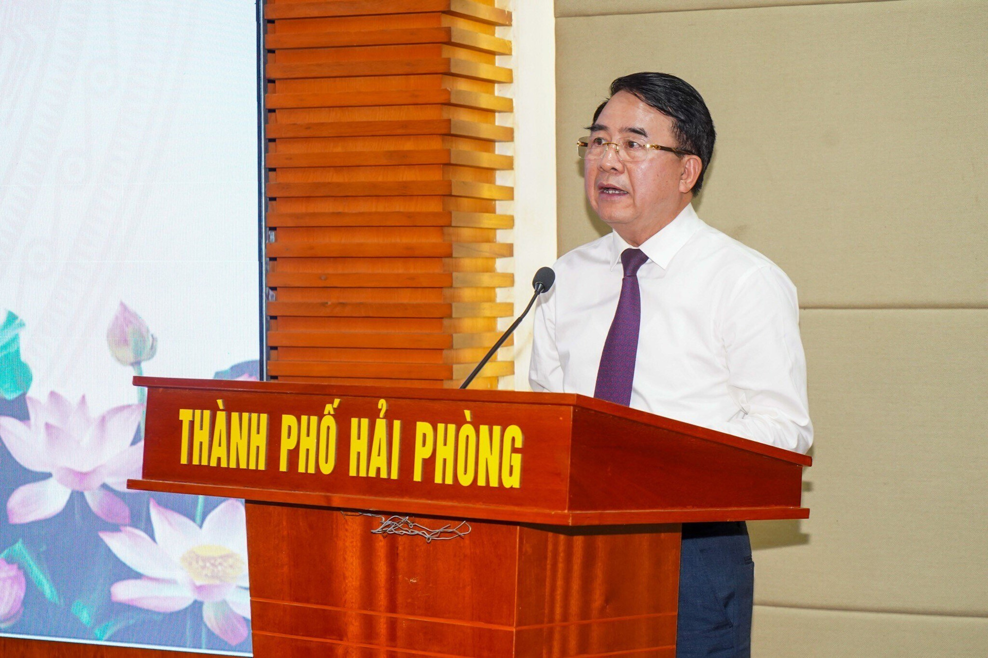 Phó Chủ tịch UBND TP Hải Phòng Lê Khắc Nam biểu dương những nỗ lực, khổ luyện, quyết tâm, ý chí, bản lĩnh thi đấu của xạ thủ Phạm Quang Huy.