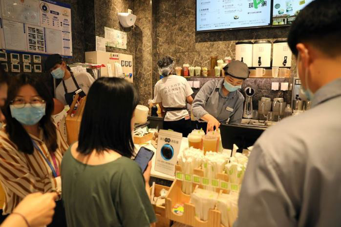 Người dân chờ mua trà sữa trong một tiệm đồ uống ở Bắc Kinh, Trung Quốc - Ảnh: REUTERS