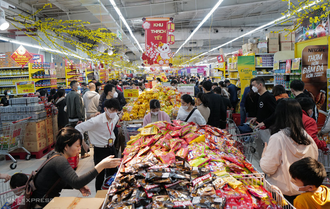 Người dân mua sắm tết Nguyên đán 2023 tại một siêu thị ở Hà Nội ngày 15/1. Ảnh: Ngọc Thành