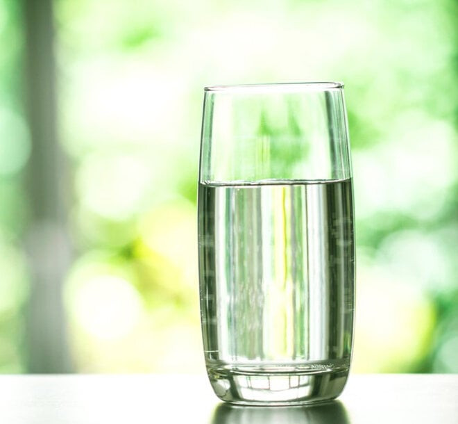 Uống một cốc nước lọc buổi sáng mang đến nhiều lợi ích cho sức khỏe. (Ảnh: Shutterstock)