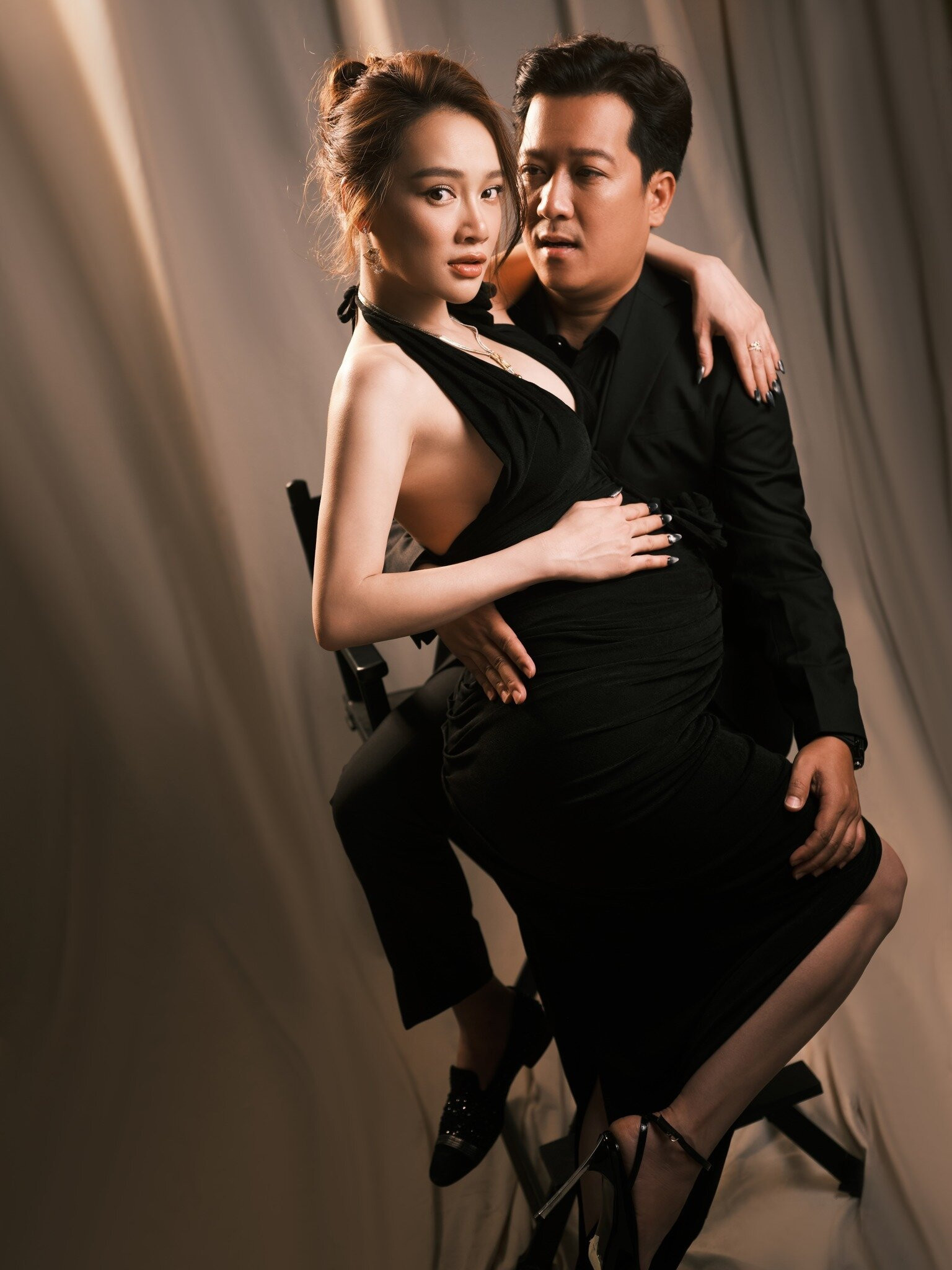 Xuất hiện bên cạnh nữ diễn viên là ông xã - Trường Giang. Anh diện trang phục đen đồng điệu với vợ.