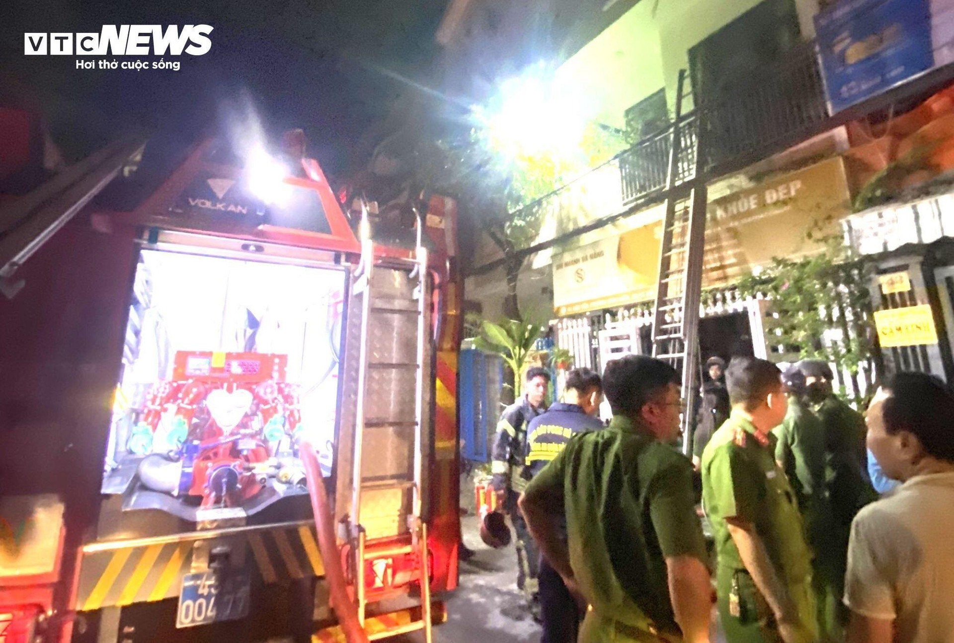 Lực lượng Cảnh sát PCCC và CNCH dùng thang giải cứu 3 người mắc kẹt trong đám cháy.