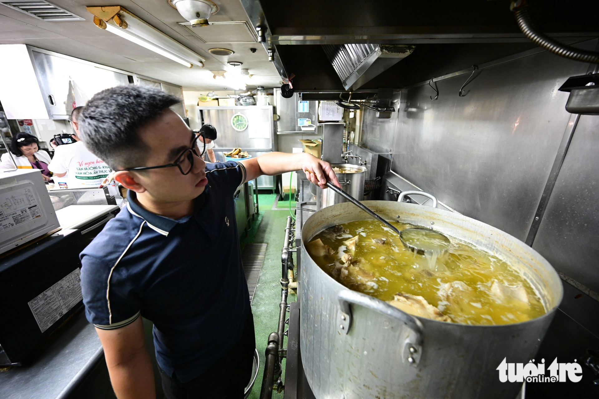 Đầu bếp Hoa hồi vàng Nguyễn Tiến Hải chuẩn bị nước dùng để kịp nấu phở cho sự kiện ngày 7-10.