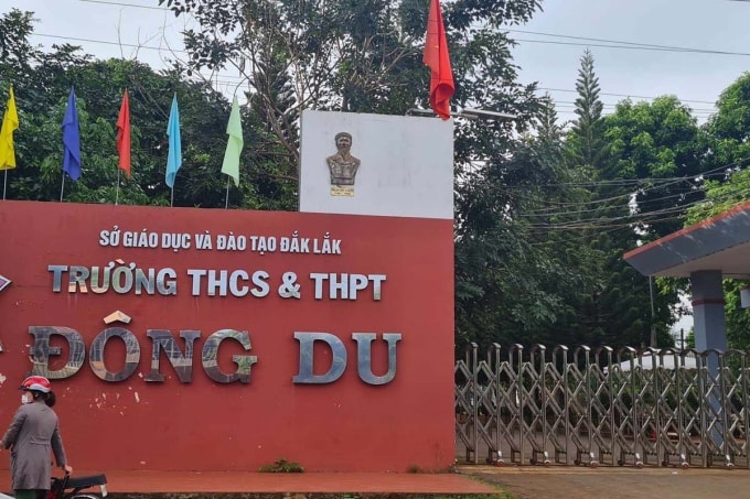 Cổng trường THCS - THPT Đông Du, Đăk Lăk. Ảnh:Ngọc Oanh