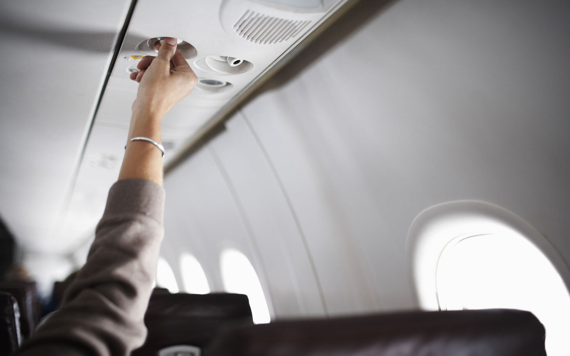 Tránh nguy cơ mắc bệnh do virus là một lý do tại sao không nên đóng lỗ thông gió trên máy bay? (Ảnh: The Telegraph)