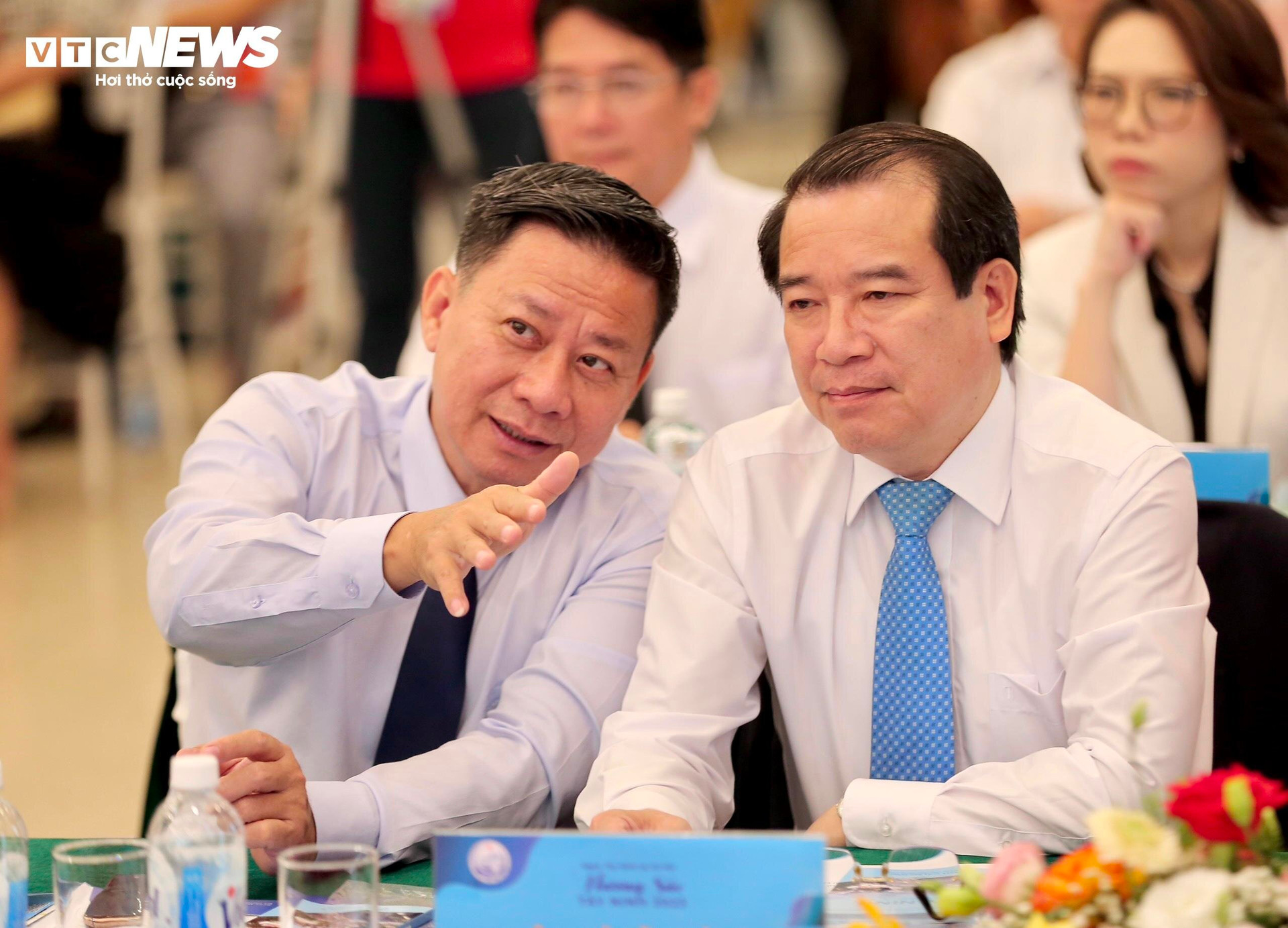 Ông Nguyễn Thanh Ngọc, Chủ tịch UBND tỉnh Tây Ninh (trái) trao đổi cùng ông Hà Văn Siêu, Phó Cục trưởng Cục Du lịch Quốc gia Việt Nam tại hội nghị.