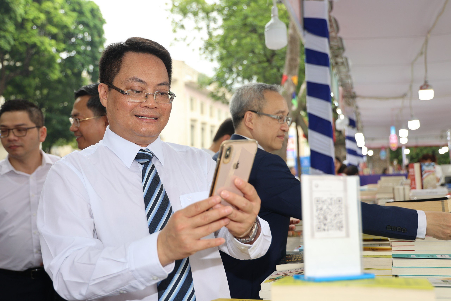 Giám đốc Sở Thông tin và Truyền thông Hà Nội Nguyễn Việt Hùng trải nghiệm tại sự kiện.