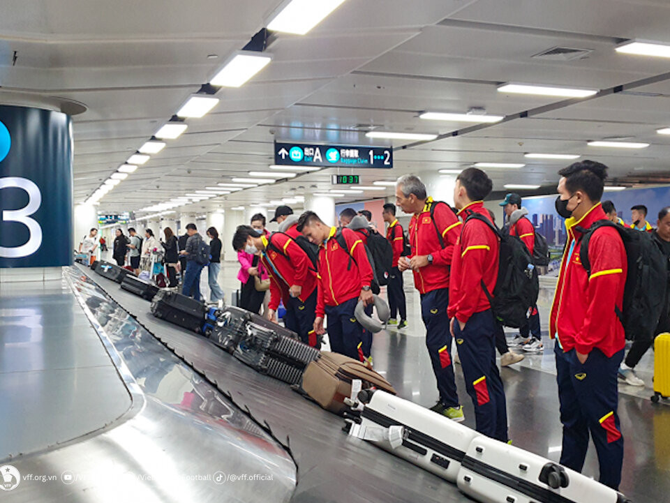 Đội lấy hành lý tại sân bay Thượng Hải trước khi nối chuyến đi Đại Liên.