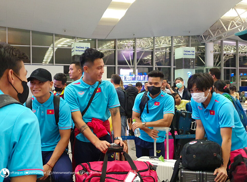 Đội tuyển Việt Nam có mặt ở sân bay Nội Bài lúc 2h20 sáng 8/10.