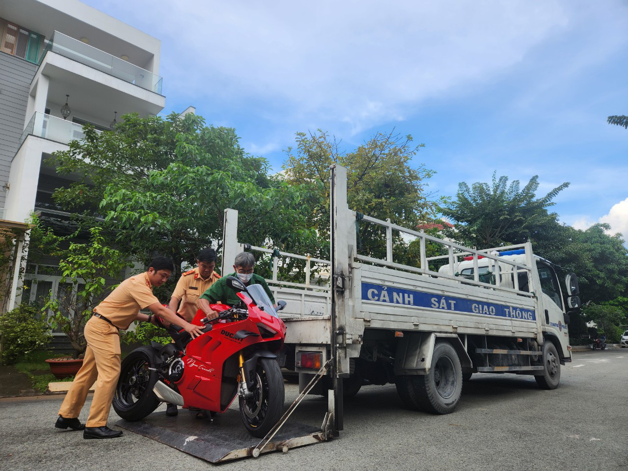 Xe Ducati của Ngọc Trinh bị tạm giữ vì hành vi chạy trên cầu Ba Son có biển số 