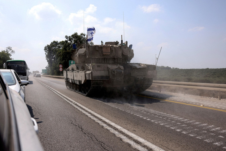 Xe tăng di chuyển gần thành phố Sderot ở miền Nam Israel, ngày 8-10 - Ảnh: REUTERS