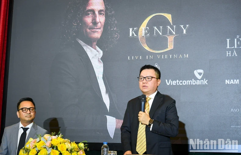 Kenny G biểu diễn ở Việt Nam trong dự án âm nhạc quốc tế do Báo Nhân Dân khởi xướng ảnh 1