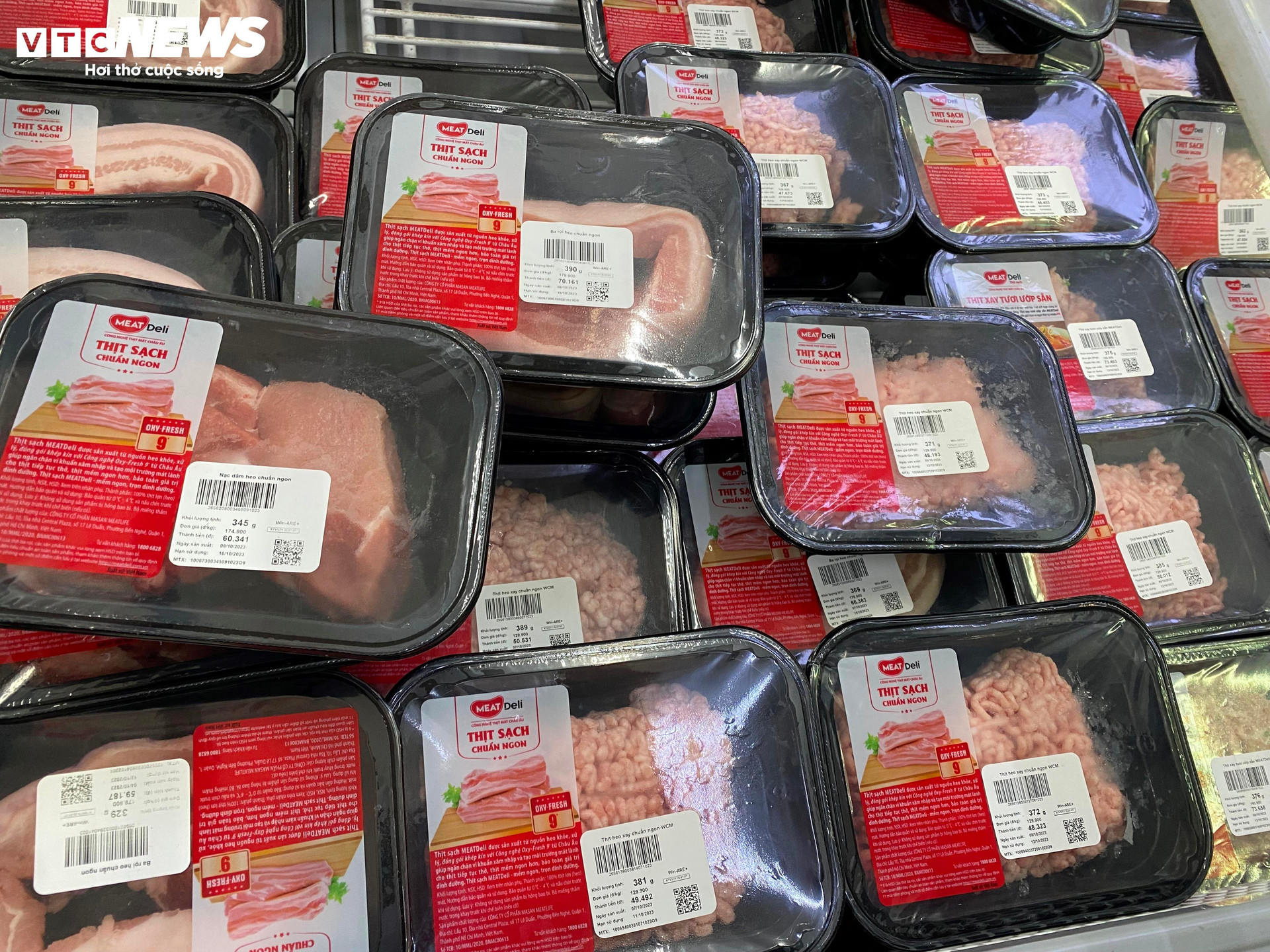 Dù giá heo hơi giảm sâu, giá thịt heo bán lẻ trong các siêu thị vẫn cao.