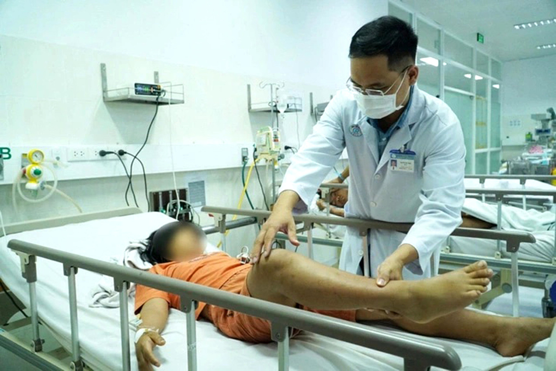 Chăm sóc bệnh nhân ngộ độc thực phẩm - Ảnh: Bệnh viện cung cấp