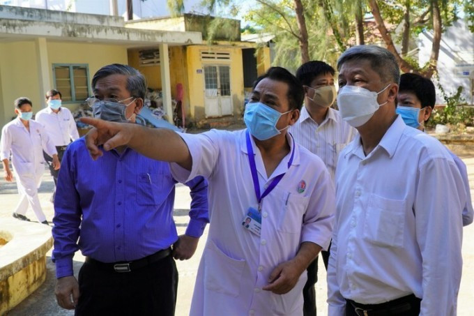 Bác sĩ Lê Hồng Vũ, Giám đốc Bệnh viện Phổi Bình Thuận (đứng giữa) báo cáo với đoàn Bộ Y tế về công tác cách ly người nghi nhiễm Covid-19, tháng 3/2020. Ảnh: Việt Quốc