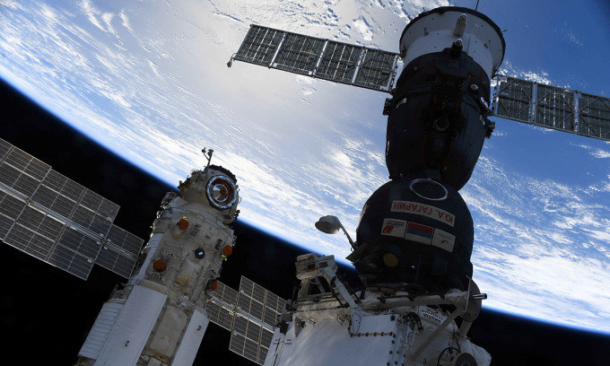 Module Nauka ghép nối với Trạm Vũ trụ Quốc tế (ISS) bên cạnh tàu vũ trụ Soyuz MS-18 vào ngày 29/7/2021. Ảnh: Oleg Novitskiy/Roscosmos/Reuters