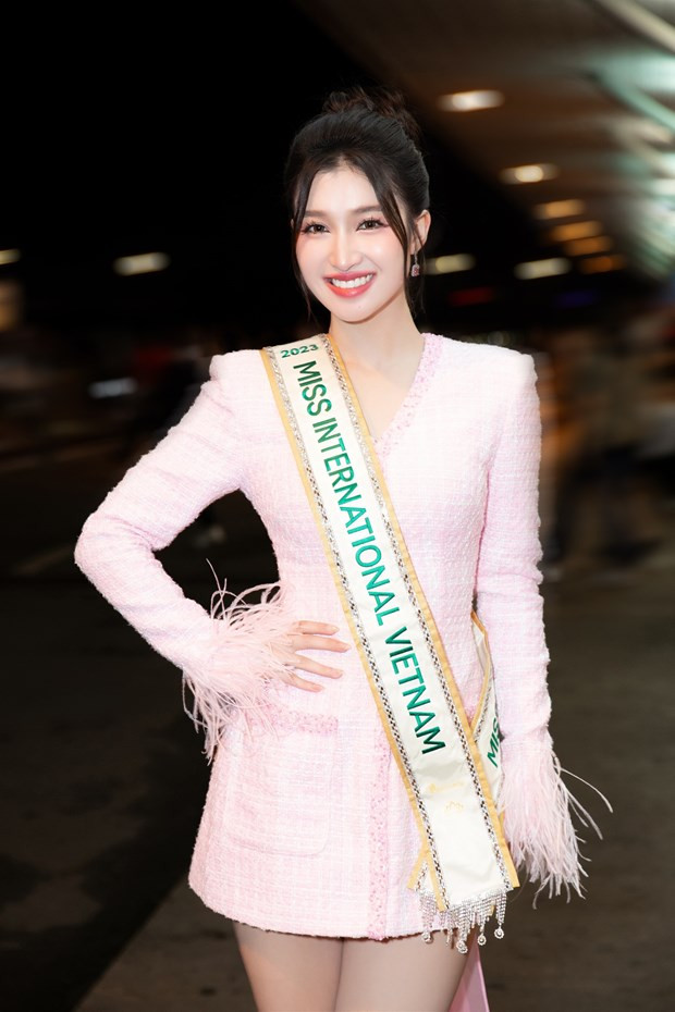 Phuong Nhi mang kien trang phuc dan toc 2 met den Miss International hinh anh 2