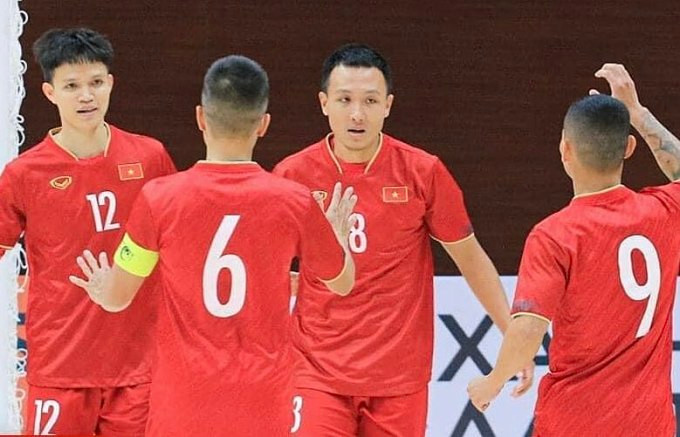 Các cầu thủ futsal Việt Nam mừng chiến thắng 5-1 trước Hàn Quốc ở lượt cuối bảng D ngày 11/10. Ảnh: VFF