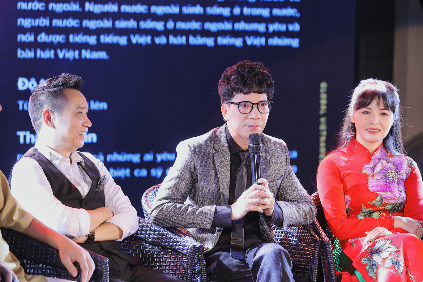 Ca sĩ Hồ Quang Tám chia sẻ trong họp báo.