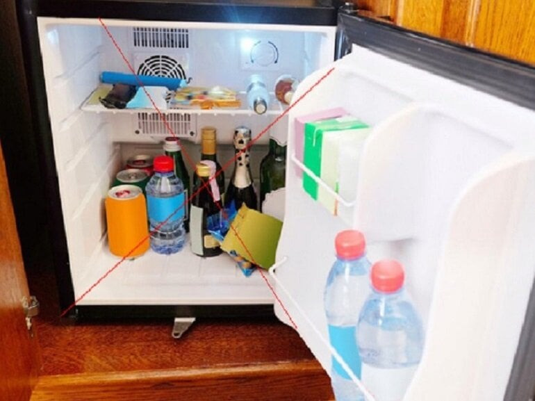Tủ lạnh thường rất ít khi được vệ sinh toàn bộ, đây là nơi trú ẩn của nấm mốc, vi khuẩn.