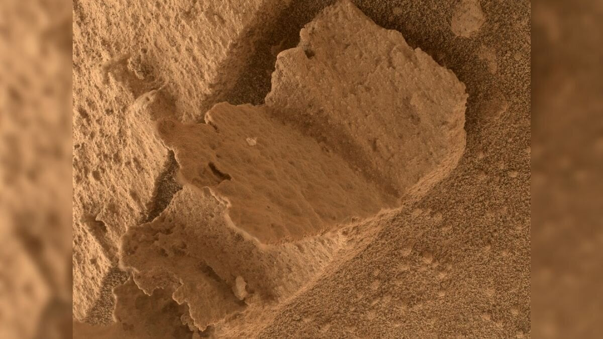 Tàu thám hiểm Curiosity của NASA nghỉ ngơi một thời gian ngắn vào tháng 4/2023. Ngay thời khắc này, còn tàu bất ngờ tìm thấy cuốn sách bìa cứng cũ nằm trong lớp bụi thuộc tầng địa chất quan trọng của sao Hỏa có tên là Gediz Vallis. Mặc dù vật thể lạ có thể trông giống như cuốn sách với một trang bị đóng băng giữa chừng, nhưng trên thực tế, nó chỉ là một mảnh đá dựng đứng nằm trên một tảng đá nhỏ. (Ảnh: NASA/JPL-Caltech/MSSS)