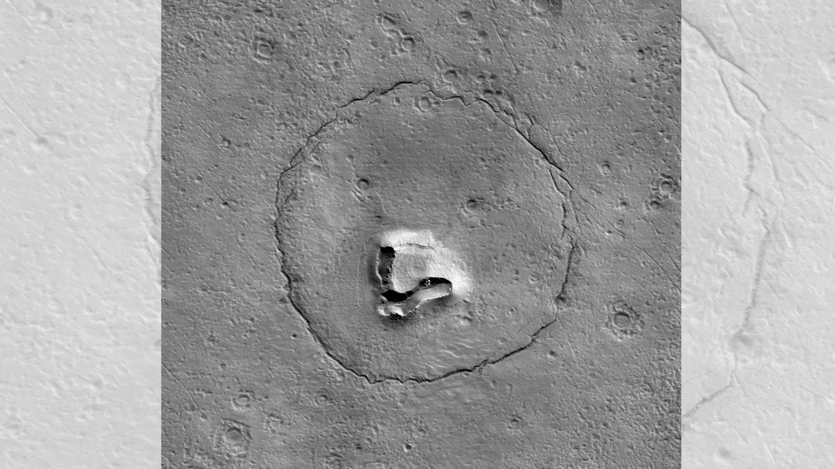 Trong một hình ảnh được chia sẻ rộng rãi vào tháng 1/2023 bởi Đại học Arizona, khuôn mặt của con gấu bông khổng lồ được in trên bề mặt sao Hỏa. Cấu trúc này hoàn chỉnh với hai đôi mắt hạt cườm, chiếc mũi có lỗ, kèm một cái miệng rỗng ếch cười toe toét trước ống kính máy ảnh của Tàu quỹ đạo trinh sát sao Hỏa (MRO) thuộc NASA. Tuy nhiên, theo Đại học Arizona, hình dạng đáng yêu này có thể chỉ là ngọn đồi bị chia cắt bề mặt địa chất ở trung tâm của miệng núi lửa cổ xưa. (Ảnh: NASA/JPL-Caltech/UArizona)