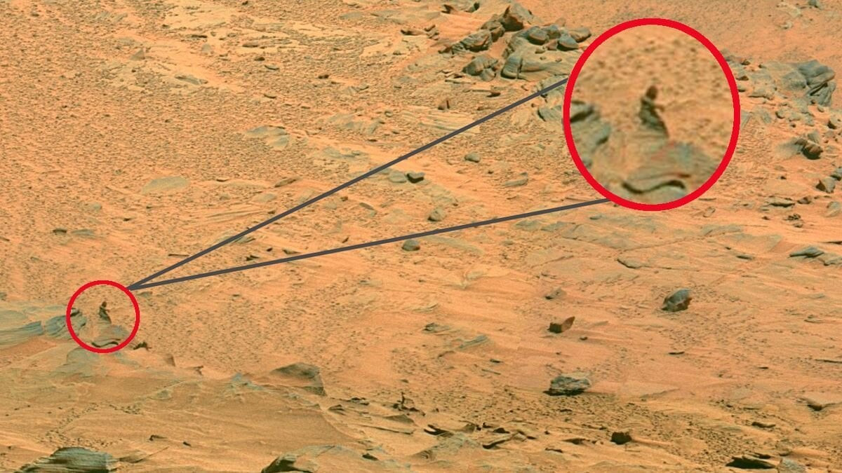 Vào năm 2007, tàu thám hiểm sao Hỏa Spirit chụp được cảnh tượng khá thú vị tại Hành tinh Đỏ, với khối vật thể tựa như là một người mặc áo choàng và quỳ gối chấp tay cầu nguyện, khi tàu Spirit chụp toàn cảnh cao nguyên có tên là Home Plate, nằm ở lưu vực bên trong miệng núi lửa Gusev. Tất nhiên, cái gọi là “con người” trong hình ảnh này chỉ đơn thuần là tảng đá mang diện mạo rất dễ bắt lấy trí tưởng tượng của con người (Ảnh: NASA/JPL-Caltech/Đại học Cornell)