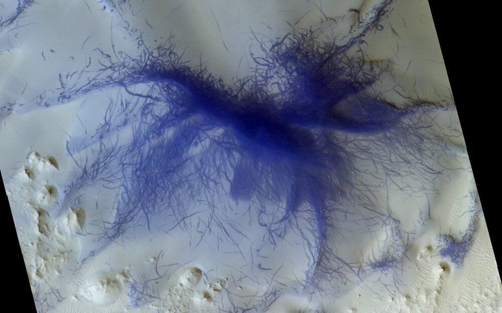 Hình ảnh này do tàu quỹ đạo của Cơ quan Vũ trụ Châu Âu (ESA) chụp vào năm 2019. Bức ảnh dường như cho thấy có con nhện lông khổng lồ đang sải chân trên một ngọn núi trên sao Hỏa. Thực tế, những cái 