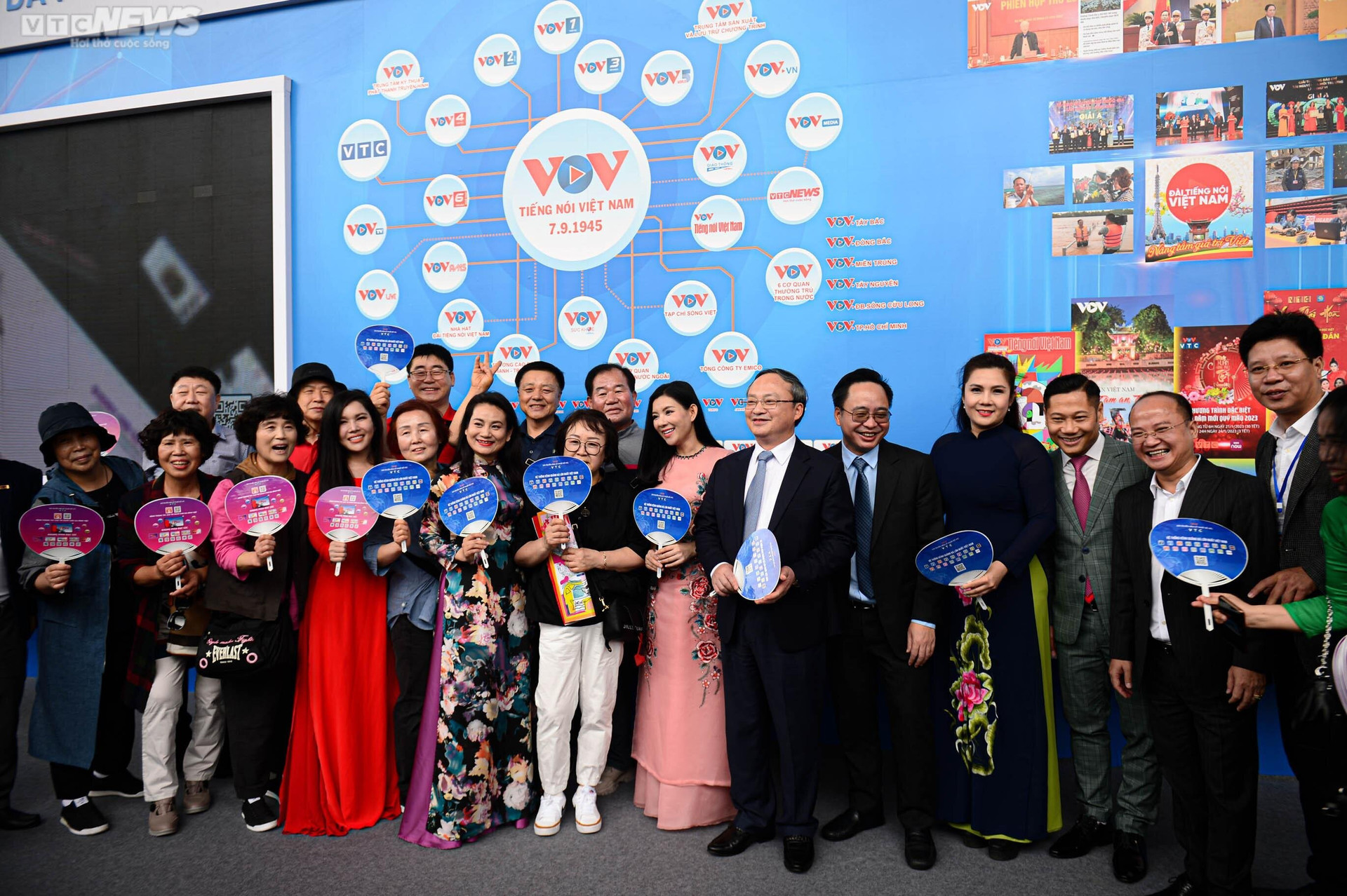 Ủy viên Trung ương Đảng, Tổng Giám đốc Đài Tiếng nói Việt Nam Đỗ Tiến Sỹ chụp ảnh lưu niệm ở gian trưng bày của VOV tại Hội Báo toàn quốc năm 2023. (Ảnh: Khả Hân).