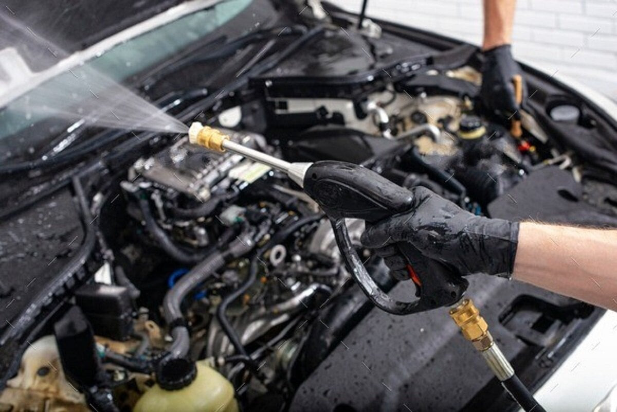 Vệ sinh khoang máy ô tô định kỳ 6 tháng lần giúp bảo vệ động cơ xe lâu dài.