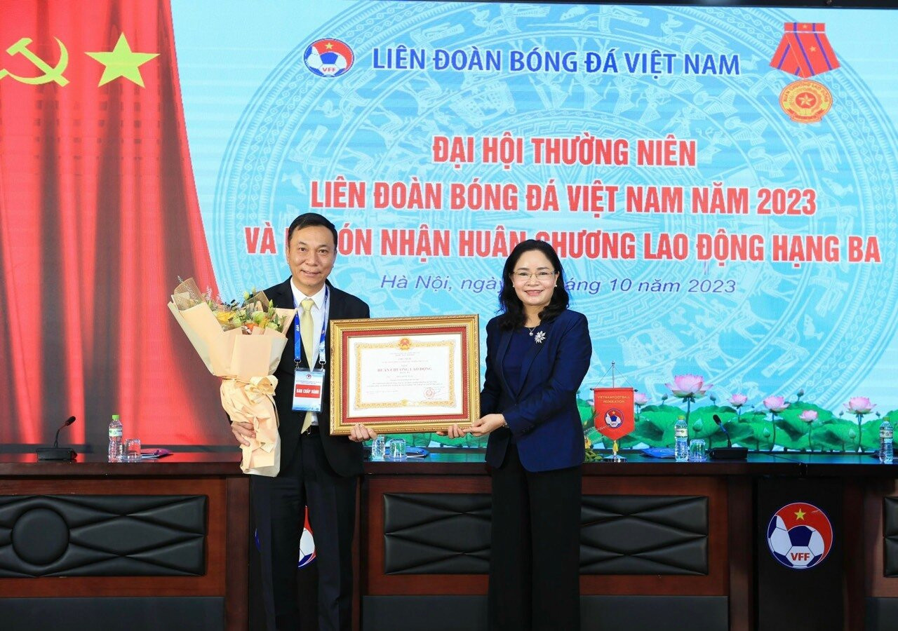 Chủ tịch VFF Trần Quốc Tuấn vinh dự đón nhận Huân chương lao động hạng Ba.