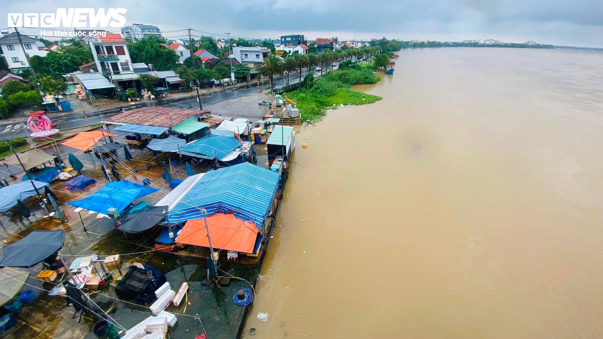 Còn đây là hình ảnh tại khu chợ cá Thanh Hà (phường Thanh Hà) - một trong những khu vực thấp trũng trên địa bàn TP Hội An. Đến chiều nay, nước từ dưới sông Thu Bồn cũng đã có dấu hiệu tràn lên khu vực chợ cá.