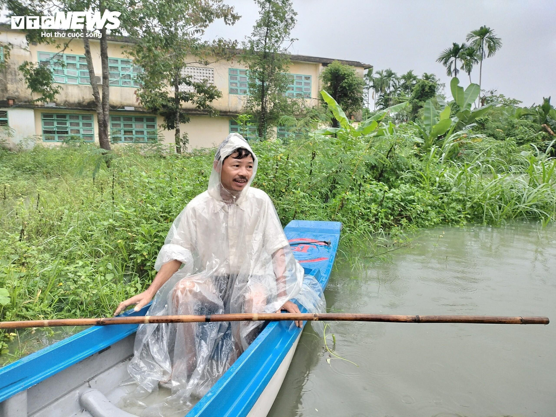 Tại TP Tam Kỳ, mưa lớn kéo dài trong 2 ngày qua khiến một số khu vực thấp trũng thuộc 2 phường Hòa Thuận, Phước Hòa ngập sâu, gây ảnh hưởng đến việc đi lại của người dân.