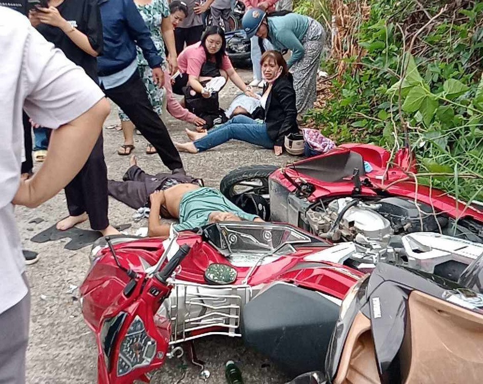 Xe máy và người nằm la liệt sau khi bị ô tô tông. (Ảnh: T.T)