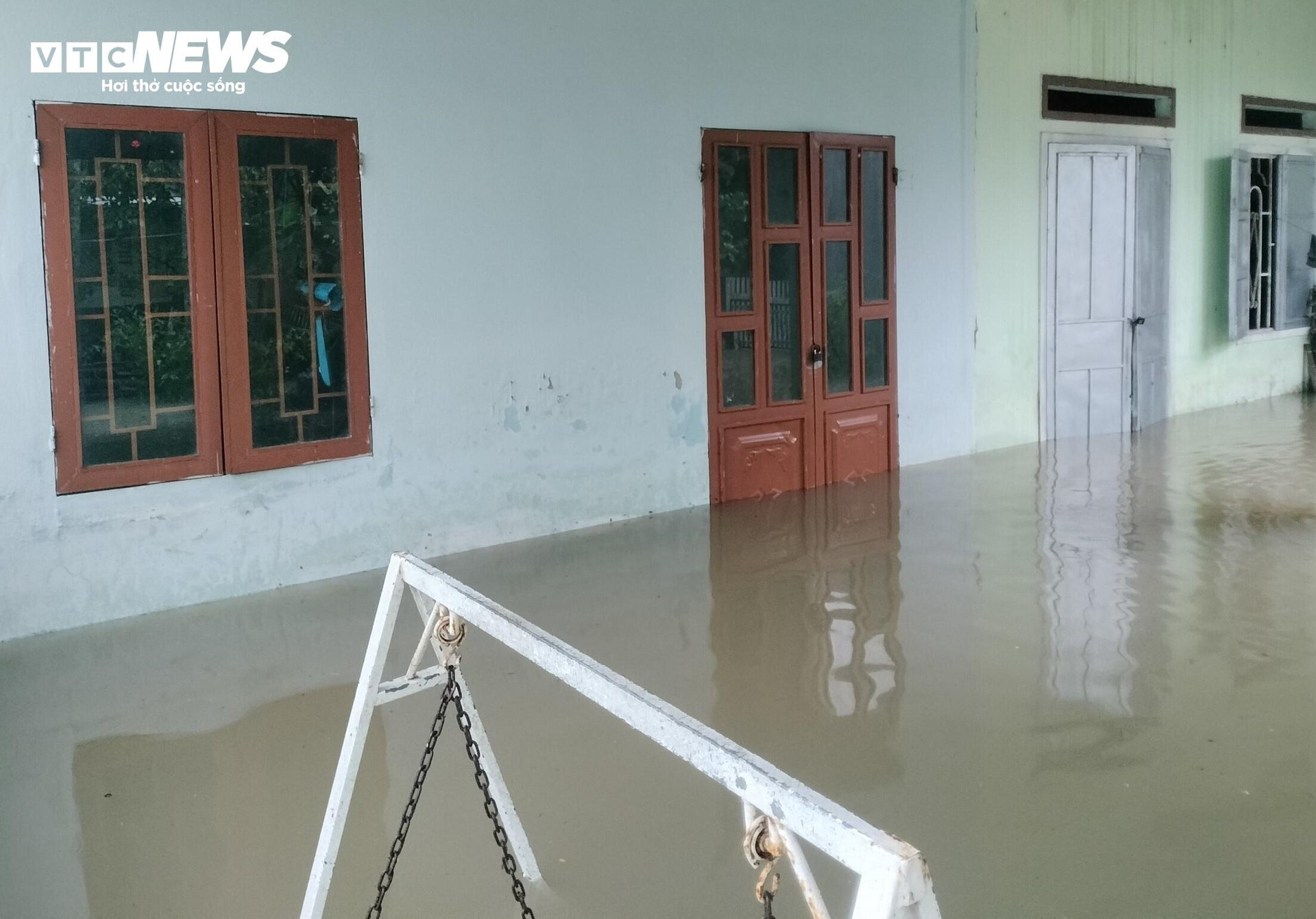 Nhiều ngôi nhà ở vùng thấp trũng trên địa bàn TP Tam Kỳ trong tình trạng cửa đóng then cài khi ngập lụt.