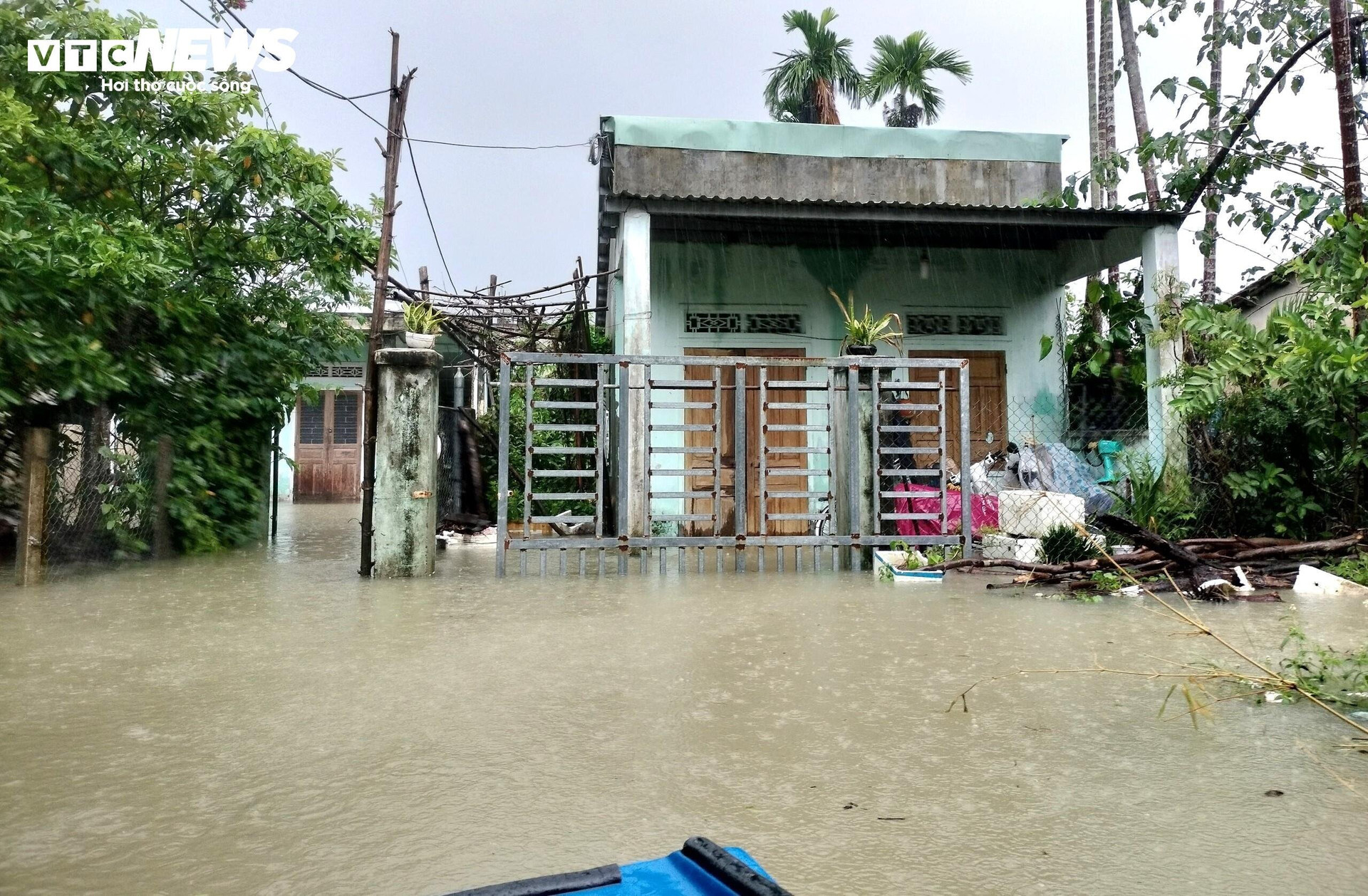 Tại khu dân cư Mỹ Thạch Trung, phường Hòa Thuận, từ sáng sớm nay, nước lũ dâng cao gây ngập sâu từ 0,5 đến 1m.